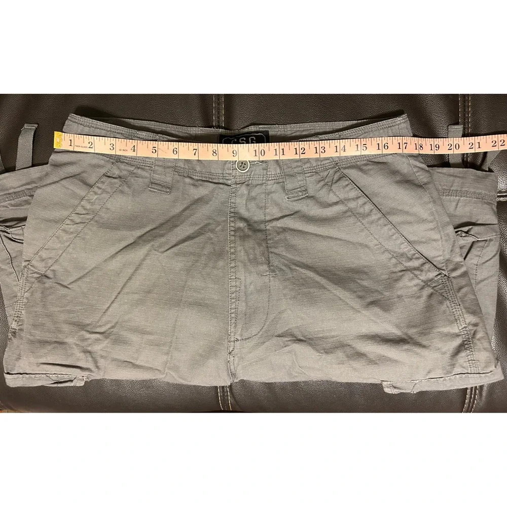 VTG Y2K Champs Sports Gear Gray Cargo Shorts. Men's Size 32x12.